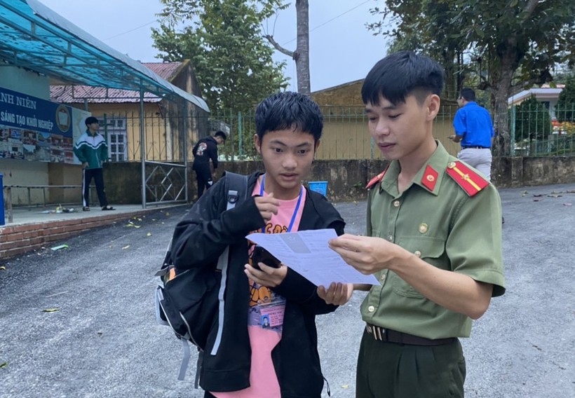 Thiếu úy Đỗ Văn Linh hỗ trợ thí sinh dự thi tốt nghiệp THPT năm 2022.