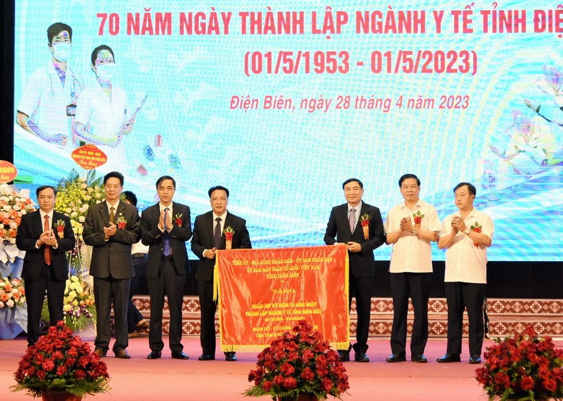 Lãnh đạo tỉnh Điện Biên tặng bức trướng chúc mừng 70 năm thành lập ngành Y tế địa phương.