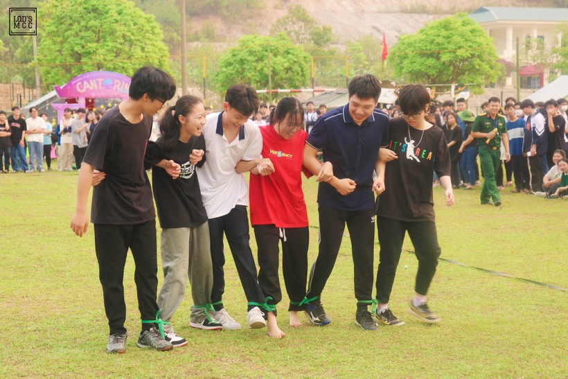 Trò chơi tập thể khơi gợi tinh thần đoàn kết của học sinh Trường THPT chuyên Lê Quý Đôn (Điện Biên). Ảnh NTCC