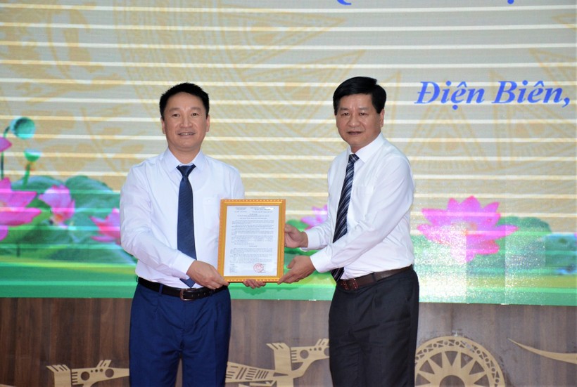 Chủ tịch UBND tỉnh Điện Biên (bên phải) trao quyết định bổ nhiệm Phó Giám đốc Sở GD&ĐT cho ông Lê Quang Vinh.