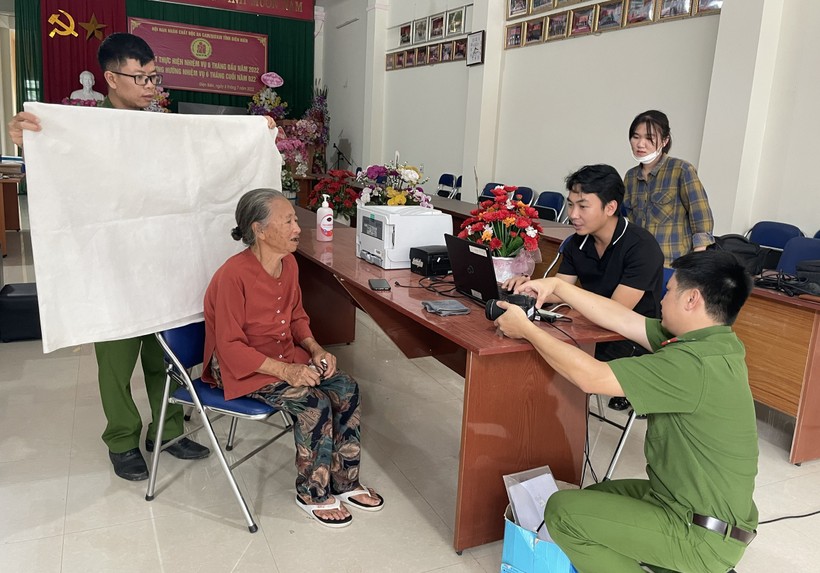 Công an hỗ trợ làm CCCD tại nhà cho người dân TP Điện Biên Phủ.