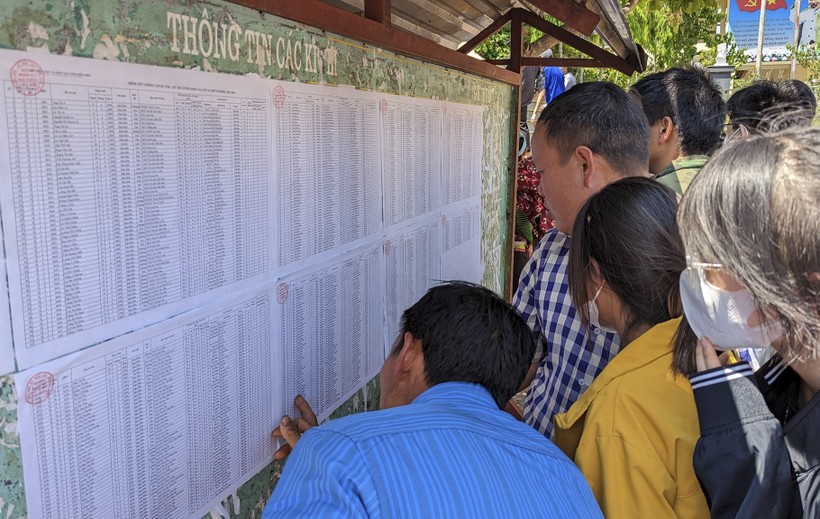 Phụ huynh, học sinh tìm danh sách phòng thi tại điểm thi Trường THPT huyện Tuần Giáo.