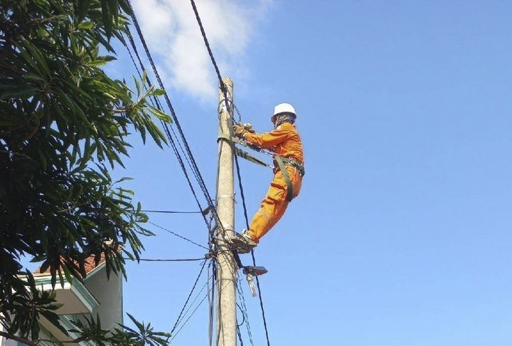 Công nhân Công ty Điện lực Điện Biên kiểm tra, sửa chữa lưới điện.