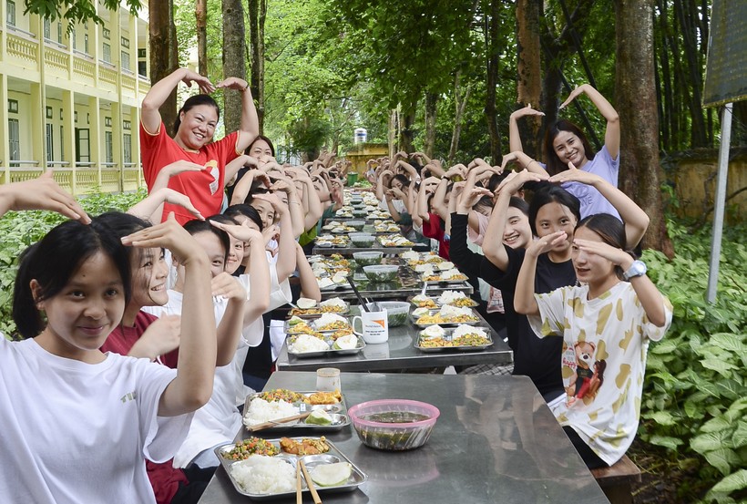 Học sinh Trường THPT Phan Đình Giót hạnh phúc với bữa ăn "0 đồng".