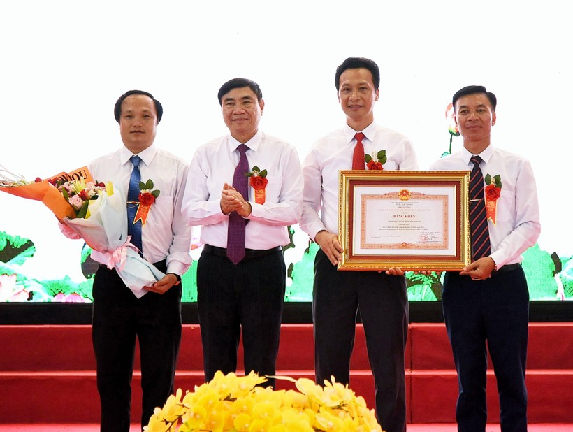 Thừa ủy quyền của Thủ tướng Chính phủ, ông Trần Quốc Cường, Bí thư Tỉnh ủy Điện Biên trao Bằng khen của Chính phủ tặng cán bộ và nhân dân huyện Nậm Pồ.