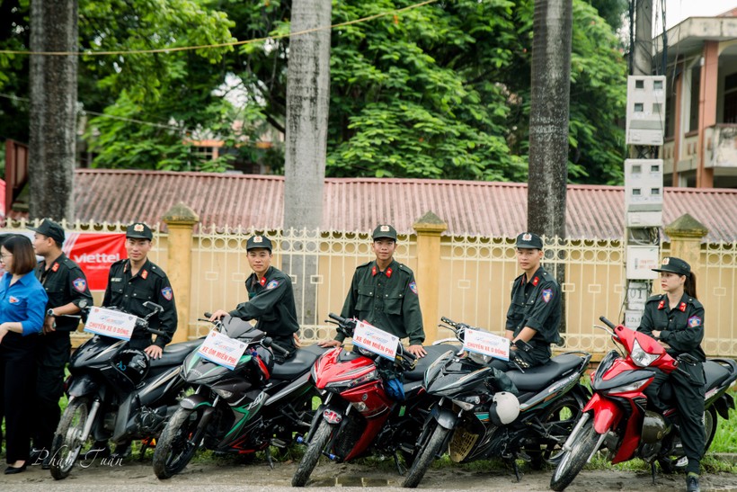 Đội hình "Xe ôm miễn phí" của Đoàn thanh niên Cảnh sát cơ động Điện Biên sẵn sàng hỗ trợ thí sinh tại điểm thi Trường THPT Thanh Chăn. Ảnh: Phạm Tuấn.