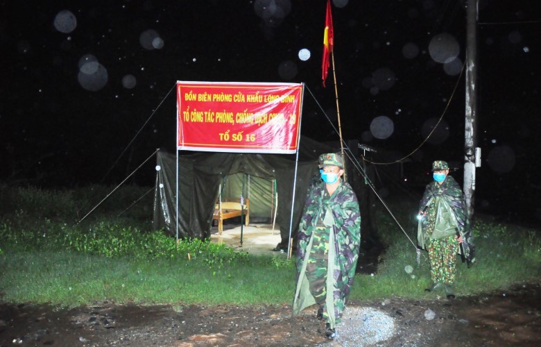Cán bộ, chiến sĩ Tổ 16, Đồn biên phòng Cửa khẩu Long Bình (huyện An Phú, An Giang) lên đường tuần tra đêm.