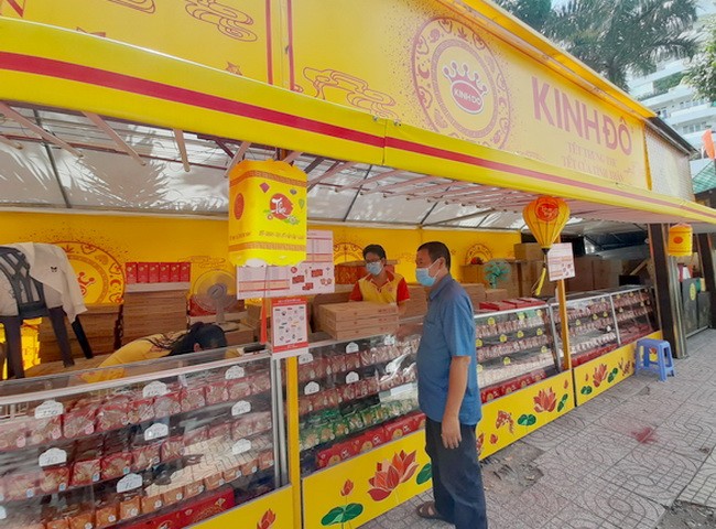 Anh Thắng đang hướng dẫn nhân viên tại điểm bán bánh Trung thu trên đường Nguyễn Tri Phương -Quận 5, TP.HCM