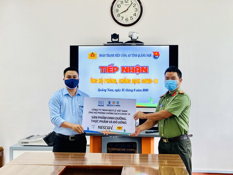 Đại diện Nestlé Việt Nam trao bảng tượng trưng cho Đoàn thanh niên công an tỉnh Quảng Nam