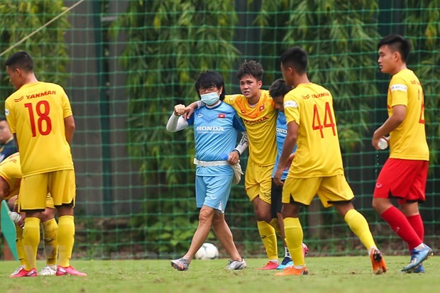 Tiền đạo Lê Minh Bình phải rời sân sau khi ghi bàn gỡ hòa 1-1 cho đội áo vàng.