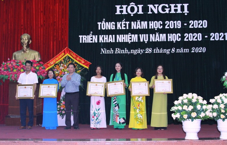 Ông Tống Quang Thìn trao tặng danh hiệu chiến sỹ thi đua cho các nhà giáo. Ảnh: Việt Hà