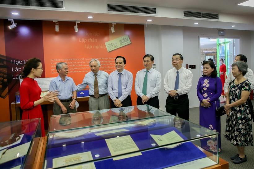 Bộ trưởng Phùng Xuân Nhạ và các đại biểu tham quan phòng triển lãm "Thẳm sâu trong từng kỷ vật"
