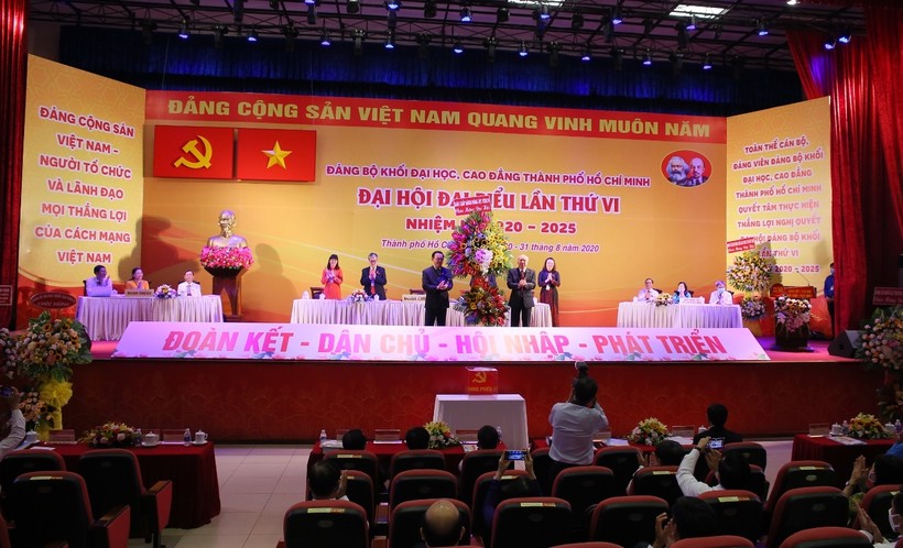 Đoàn Chủ tịch Đại hội nhận hoa chúc mừng của Ban chấp hành Đảng bộ TP.HCM