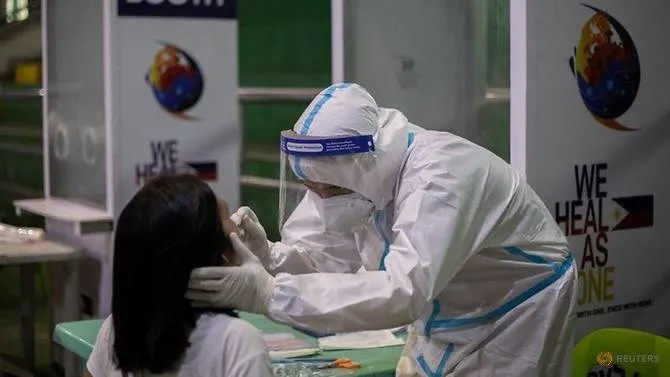 Nhân viên y tế Philippines tiến hành xét nghiệm Covid-19