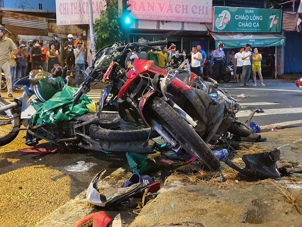 8 chiếc xe máy bị hư hỏng nặng sau tai nạn liên hoàn