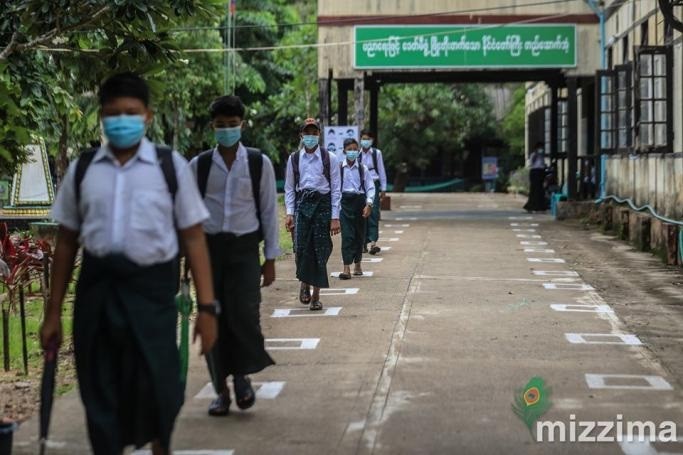 HS Myanmar quay lại lớp học