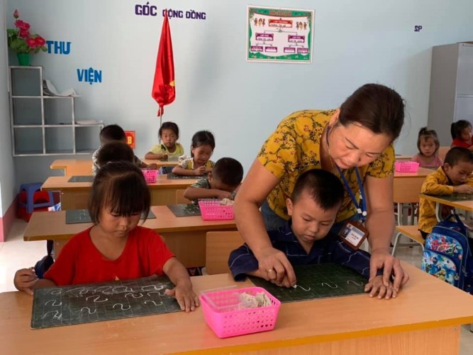 Tỉ lệ HS vào lớp 1 hàng năm tại huyện Quản Bạ - Hà Giang luôn đạt từ 99,9 -100%.