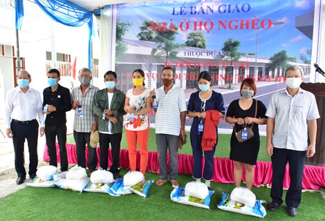 Bí thư Tỉnh ủy Lê Trường Lưu và Chủ tịch UBND tỉnh Phan Ngọc Thọ trao chìa khóa cho các hộ dân