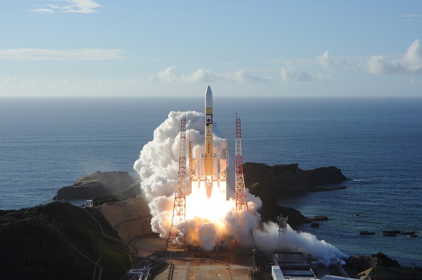 Tên lửa đẩy H-2A đang đưa tàu thăm dò sao Hỏa Al-Amal của UAE rời bệ phóng ở Trung tâm Không gian Tanegashima, Nhật Bản. Ảnh: Reuters
