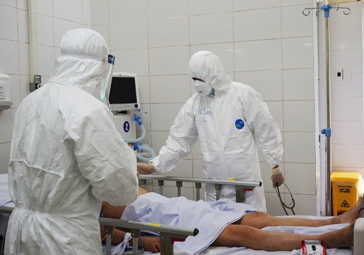 Các bác sĩ chăm sóc cho bệnh nhân Covid-19 tại Đà Nẵng. Ảnh: Bộ Y tế.