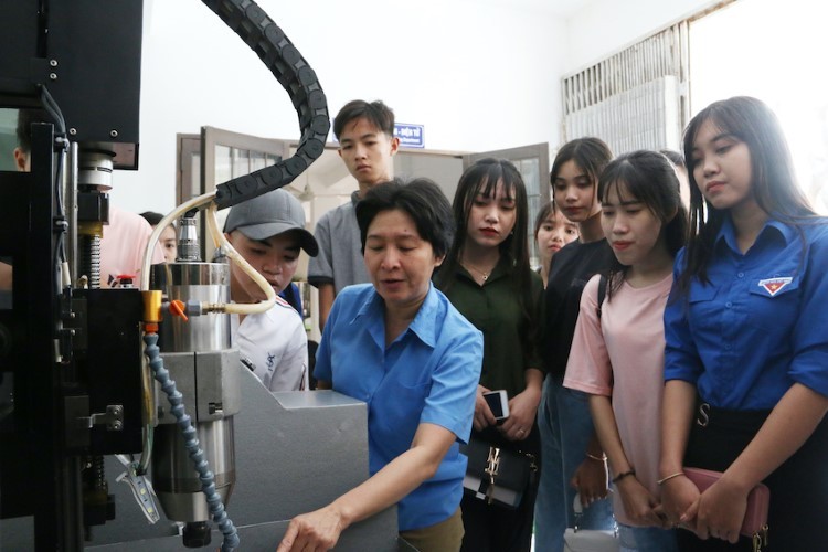 Hướng dẫn sinh viên thực hành trên máy CNC do Trường Đại học Trà Vinh tự chế tạo. Ảnh: TG