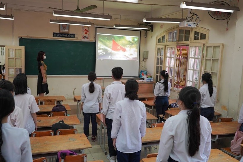 Giờ chào cờ đầu tiên của học sinh Trường THPT Trần Phú, Hà Nội sau đợt nghỉ vì dịch Covid-19. Ảnh: Thế Đại