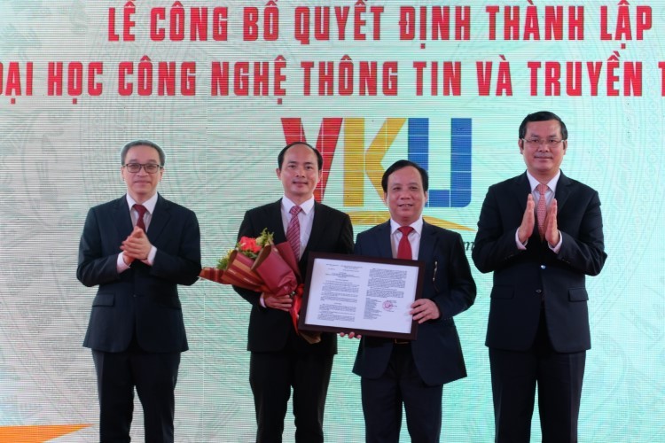 Thứ trưởng Nguyễn Văn Phúc (bìa phải) - đại diện Bộ GD&ĐT trao quyết định thành lập Trường ĐH CNTT và Truyền thông Việt - Hàn cho đại diện ĐH Đà Nẵng và nhà trường. Ảnh: Hoàng Vinh