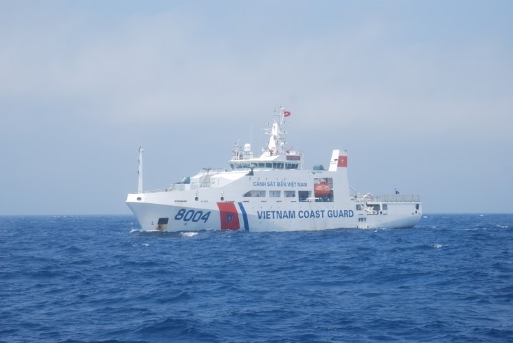 Tàu Cảnh sát biển 8004 trong một chuyến làm việc trên biển.