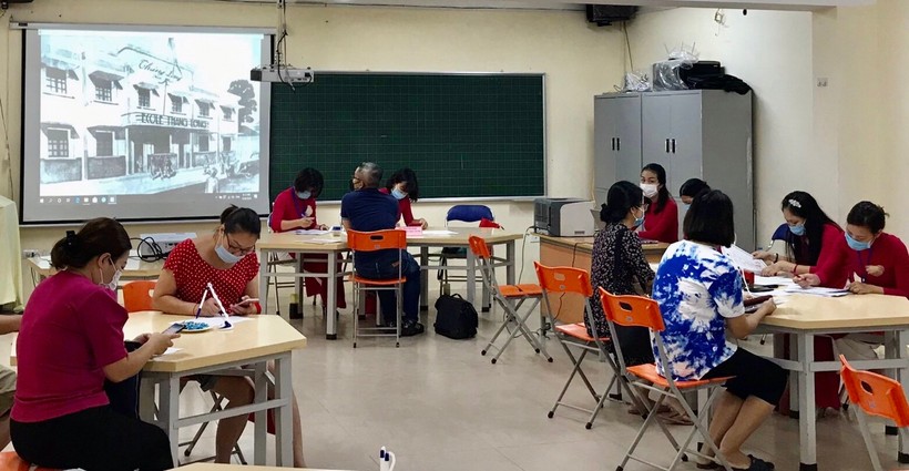 Ban tuyển sinh trường Tiểu học Thăng Long (quận Hoàn Kiếm, Hà Nội) hỗ trợ CMHS đăng kí tuyển sinh lớp 1