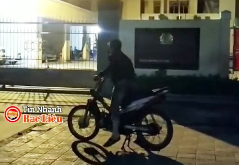 Hình ảnh nam thanh niên nẹt pô xe phía trước trụ sở Phòng CSGT đường bộ, Công an tỉnh Bạc Liêu. (Ảnh cắt từ clip).