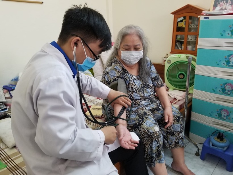 Bác sĩ BV Thống Nhất đến nhà khám bệnh cho người cao tuổi để phòng dịch bệnh Covid-19 (Ảnh:BVCC)
