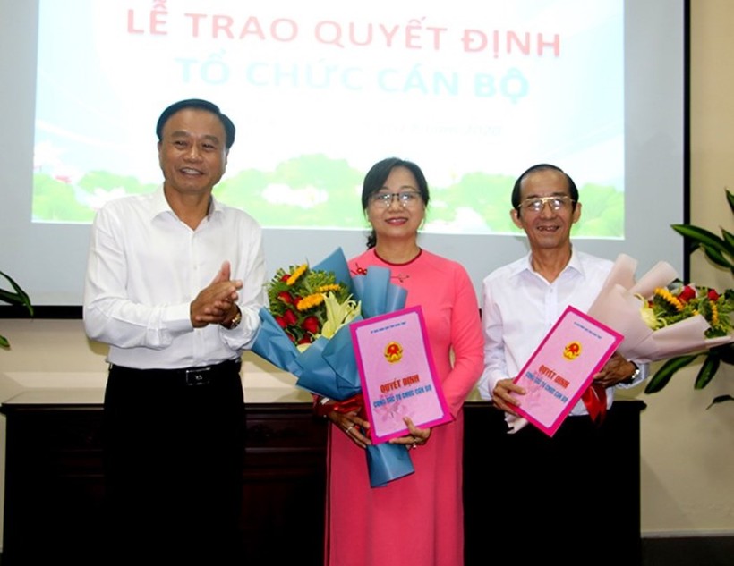 Chủ tịch UBND tỉnh Đồng Tháp Nguyễn Văn Dương trao Quyết định và tặng hoa chúc mừng ông Trần Thanh Liêm và bà Nguyễn Thúy Hà. Ảnh: CTV.