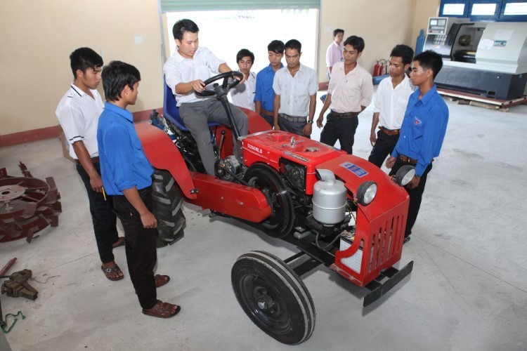 Lớp đào tạo kỹ thuật nghề máy nông nghiệp cho LĐNT ở Trường Trung cấp nghề Thanh niên dân tộc tỉnh Phú Yên.