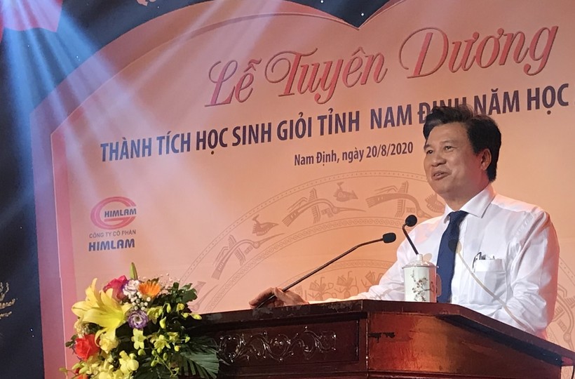 Thứ trưởng Nguyễn Hữu Độ phát biểu chúc mừng các thầy cô và các em HS giỏi tiêu biểu.
