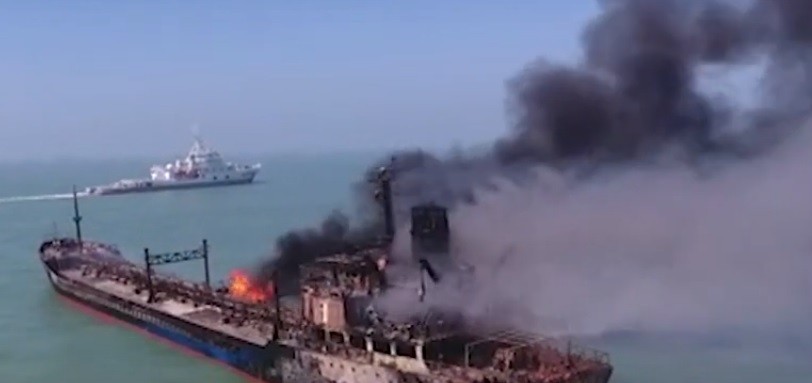 Một tàu chở xăng bị cháy sau vụ va chạm.