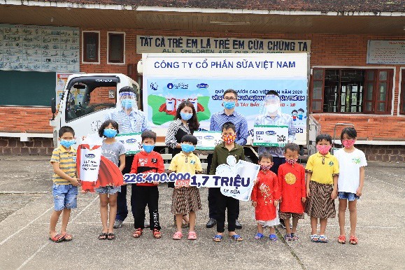 Quỹ sữa vươn cao Việt Nam: vượt trở ngại COVID mang 1,7 triệu ly sữa đến trẻ em khó khăn