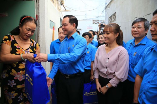 Lãnh đạo Tổng LĐLĐ Việt Nam tặng quà cho công nhân Công ty CP Giày da Huê Phong (quận Gò Vấp, TP HCM) bị mất việc Ảnh: HOÀNG TRIỀU