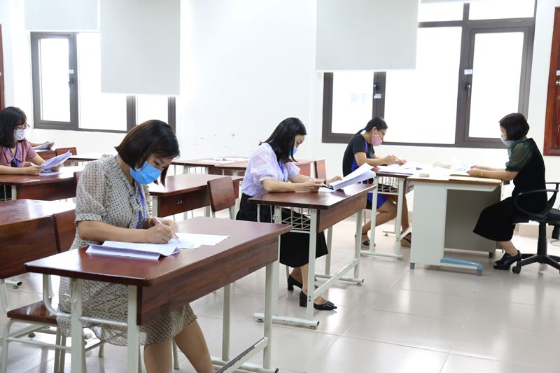 Giáo viên Bắc Ninh chấm bài thi tự luận môn Ngữ văn