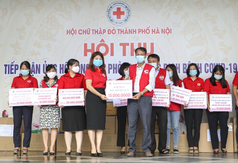 Hội Chữ thập đỏ TP Hà Nội tiếp nhận ủng hộ gần 900 triệu đồng phục vụ công tác phòng chống dịch Covid-19.