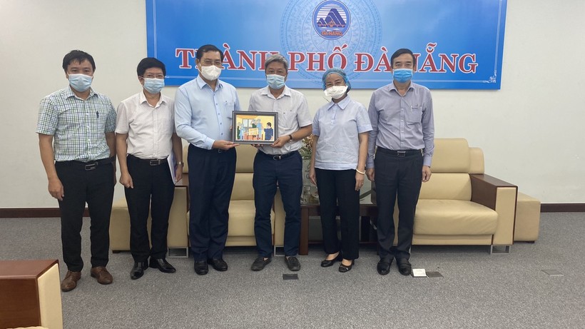 Ông Huỳnh Đức Thơ – Chủ tịch UBND TP Đà Nẵng tặng quà lưu niệm cho Bộ phận thường trực Bộ Y tế tại TP Đà Nẵng. 
