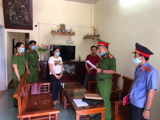 Công an đọc lệnh bắt đối tượng Nguyễn Thị Phương Ánh