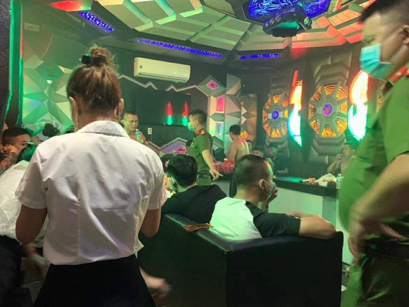 Lực lượng công an kiểm tra quán karaoke vi phạm các quy định về phòng, chống dịch Covid-19.