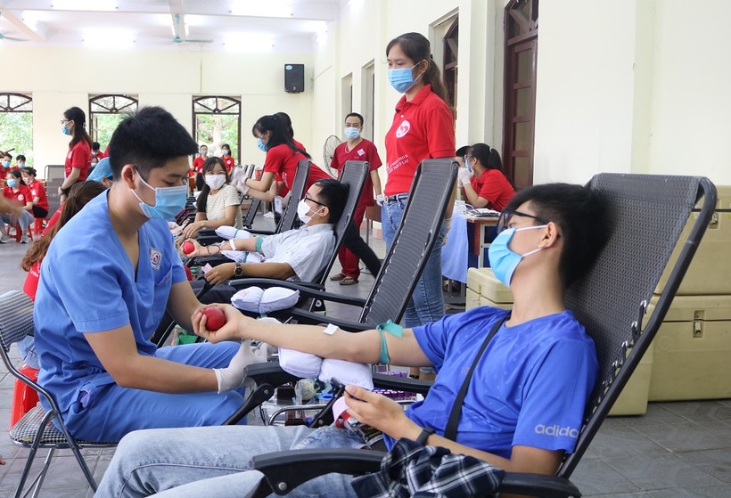 Sinh viên tham gia hiến máu tình nguyện được sự hỗ trợ tận tình của các nhân viên y tế, các tình nguyện viên