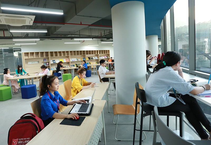 Sinh viên VLU trong giờ học tại thư viện.