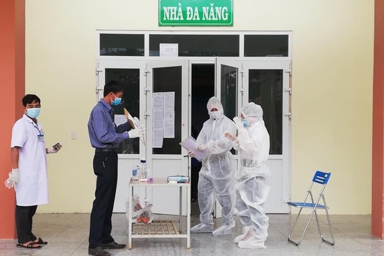 Cán bộ Trường ĐH Nông Lâm TPHCM làm nhiệm vụ tại điểm thi Đắk Glong, Đắk Nông.