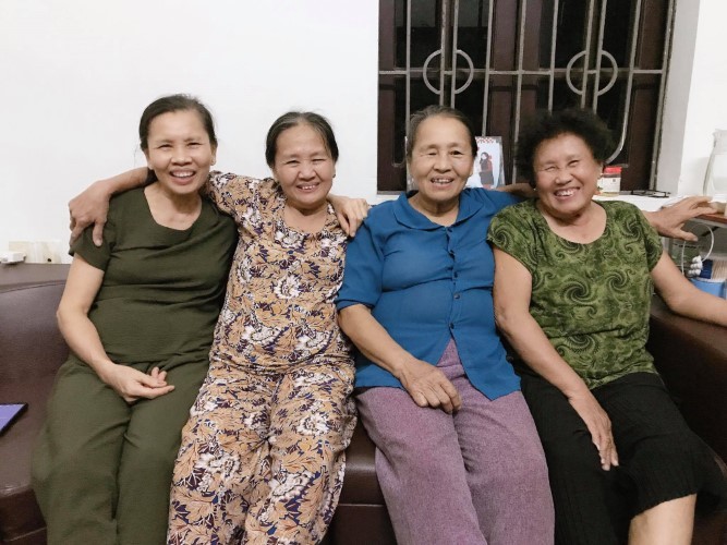 Bà Hải (ngoài cùng bên phải) sum họp cùng các em tại nhà riêng của bà ở Hà Nội. Ảnh: Nhân vật cung cấp.