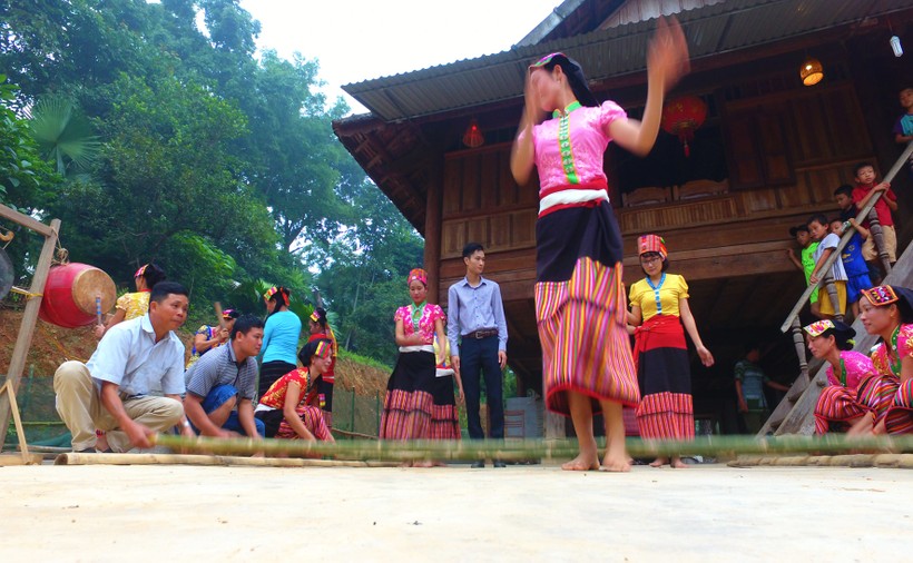 Giao lưu nhảy sạp của bà con người Thái tại bản du lịch cộng đồng Khe Rạn, Con Cuông, Nghệ An