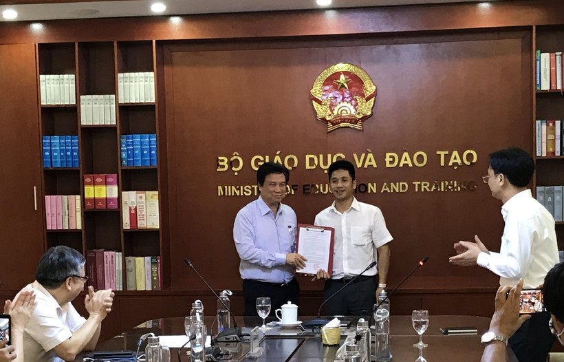 Thứ trưởng Nguyễn Hữu Độ trao Quyết định bổ nhiệm cho đồng chí Nguyễn Xuân Thủy.