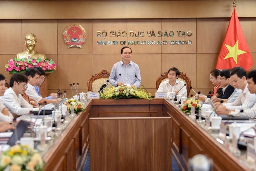 Bộ trưởng Phùng Xuân Nhạ chủ trì Hội nghị.
