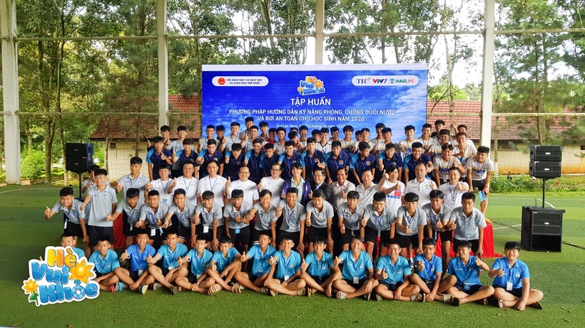Cầu thủ Nguyễn Tuấn Anh chụp ảnh cùng Ban tổ chức và các học viên tham gia tập huấn tại Gia Lai.
